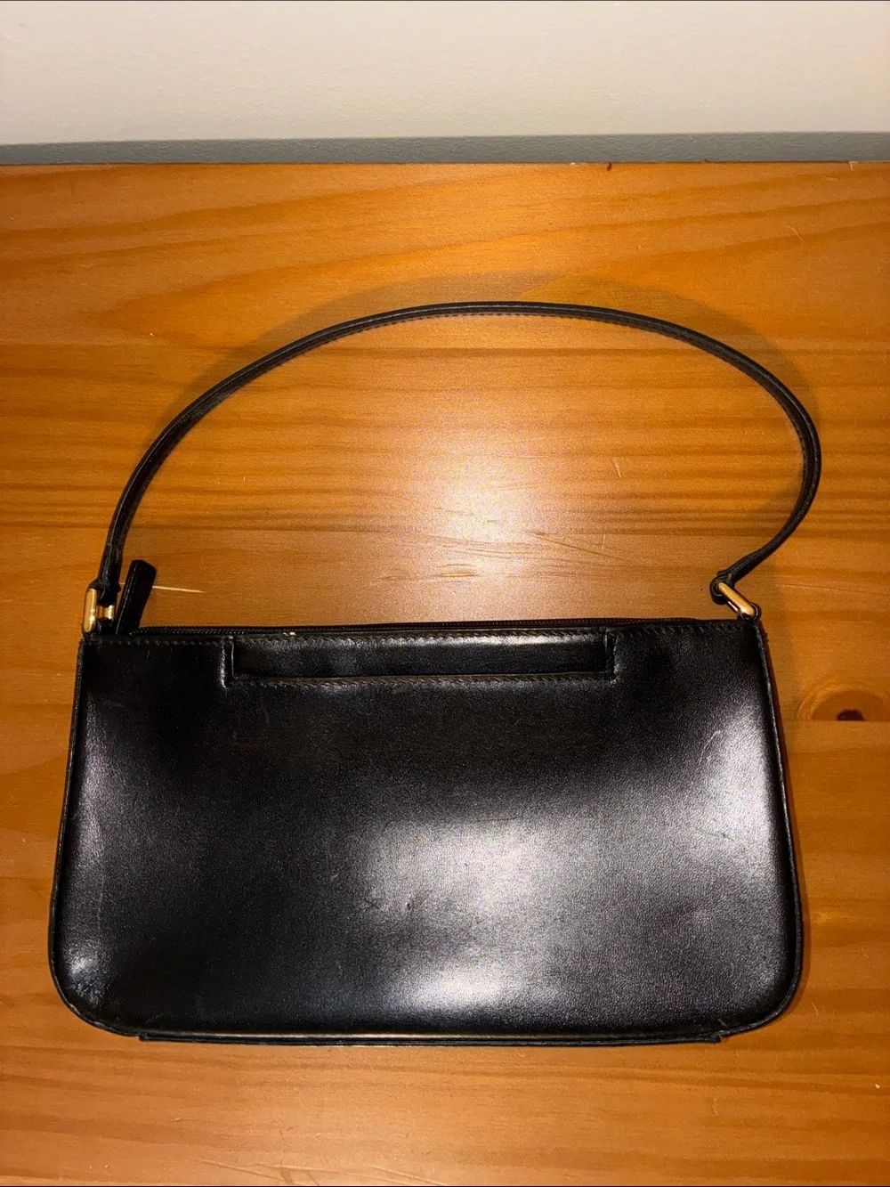 Classic Black Leather Shoulder Bag - Sleek Everyday Carry